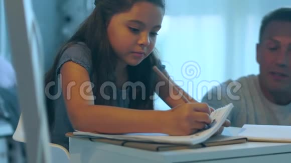 专心致志的小女孩在家画画视频的预览图