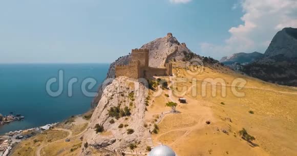 城堡或位于山顶的热那亚堡垒无人驾驶飞机飞行空中缔造者拍摄复古的颜色长城视频的预览图