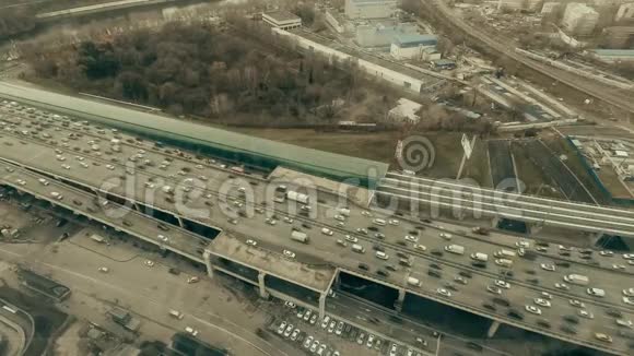 工业区大公路交通堵塞的鸟瞰图视频的预览图
