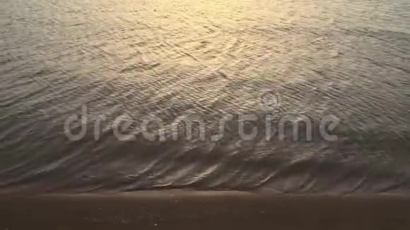 海浪泡沫在沙滩泡沫的波浪翻滚在沙滩的沙质地视频的预览图