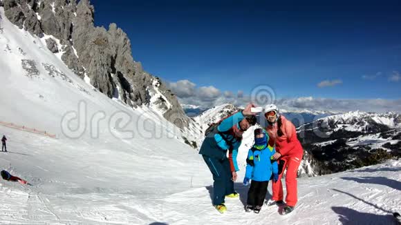 家庭度假在滑雪场视频的预览图
