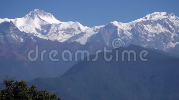 直升机飞越喜马拉雅山脉视频的预览图