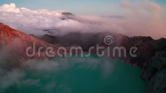 日出时鸟瞰美丽的伊根火山和湖泊视频的预览图