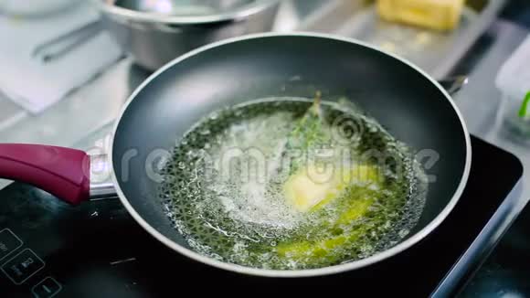 在煎锅上煮鱼片用融化的黄油加香料视频的预览图