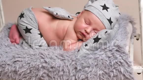 穿灰色睡衣的新生婴儿视频的预览图
