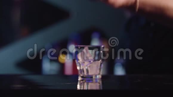 在石头上放着威士忌的酒杯威士忌倒在冰块上视频的预览图