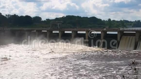 大型大水坝与戈斯风暴水排水视频的预览图