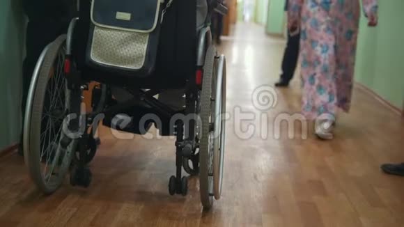 坐轮椅的残疾人站在医院或大学里视频的预览图