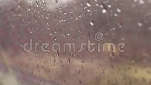 雨落在窗户上从火车上看视频的预览图
