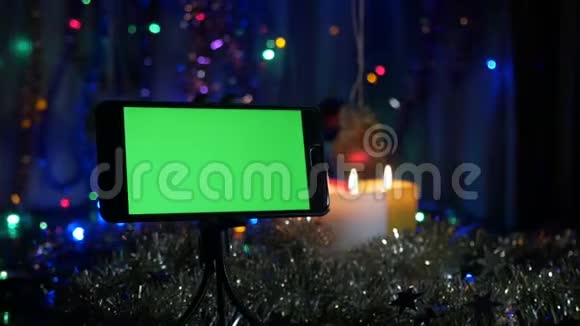智能手机绿色屏幕在新年背景摄像机围绕物体的运动视频的预览图