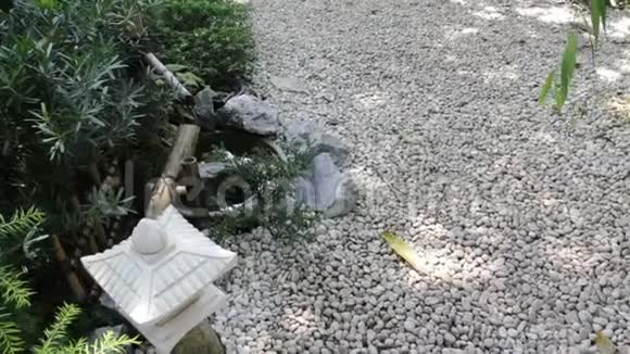 竹子流水在花园里装饰视频的预览图