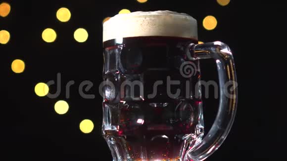 一品脱黑啤酒泡沫在黑色背景下非常漂亮视频的预览图