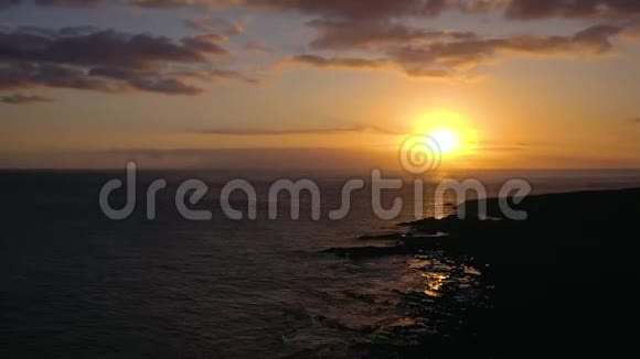 从灯塔轮廓的高度观看法罗德拉斯卡日落在特内里费加那利群岛西班牙野生海岸视频的预览图