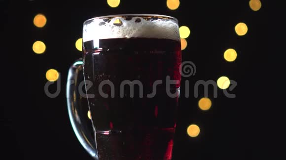 美味的特制烈性啤酒波特啤酒或黑啤酒在旋转视频的预览图