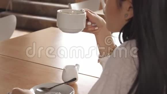 女孩在咖啡馆喝咖啡视频的预览图