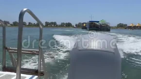 一个摩托艇发动机在黑海快速推动动力艇视频的预览图