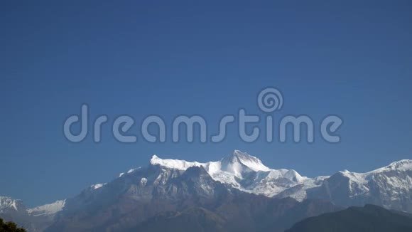 大鹰鸟飞过喜马拉雅山山脉视频的预览图