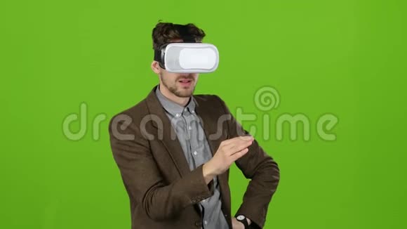 带着虚拟眼镜的商人看起来很有趣视频笑了绿色屏幕视频的预览图