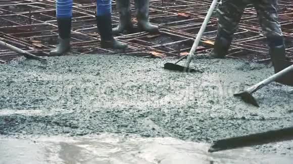 在浇筑预拌混凝土后用木抹子抹水泥视频的预览图