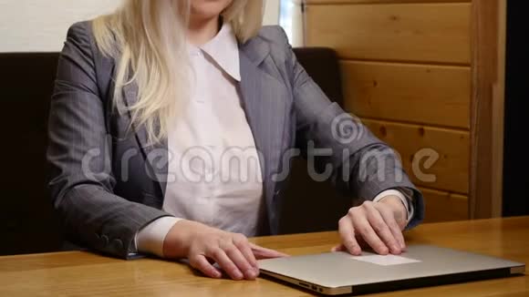 女人打开笔记本电脑开始在咖啡馆工作视频的预览图