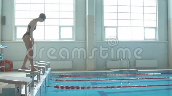 专业女游泳运动员在出发区慢镜头视频的预览图