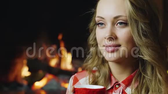 那个女孩正在壁炉旁喝茶视频的预览图