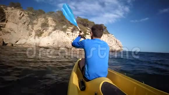 在开阔的水面上安装皮艇运动员视频的预览图
