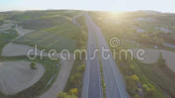 高速公路上繁忙的交通空中拍摄的道路美丽的自然令人惊叹的日落视频的预览图