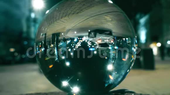 夜晚的城市街道交通在玻璃球中倒映视频的预览图