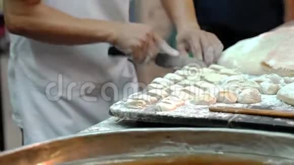 合上中国油炸圈饼视频的预览图