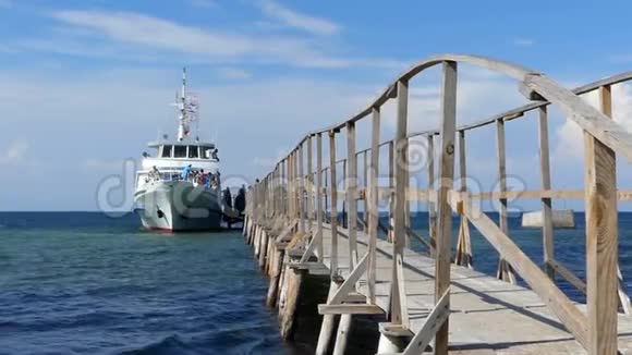 一艘白色的轮船矗立在海滨桥很窄视频的预览图