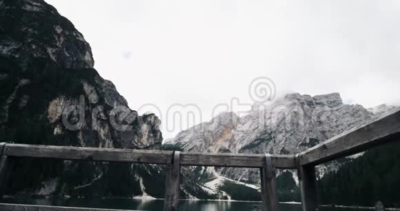 令人惊叹的景观与山脉从木桥拍摄视频4k视频的预览图