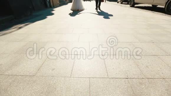 漂亮的新婚夫妇正沿着街道散步无名夫妻没有脸视频的预览图