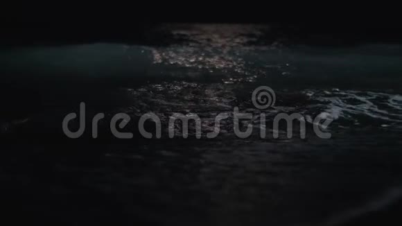 夜晚海水冲刷海岸的场景视频的预览图