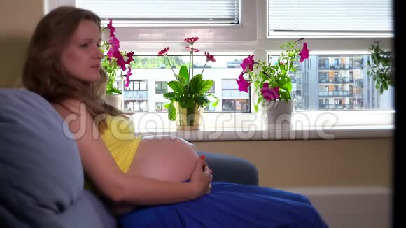 小心的小女儿给怀孕的母亲端来一杯水视频的预览图