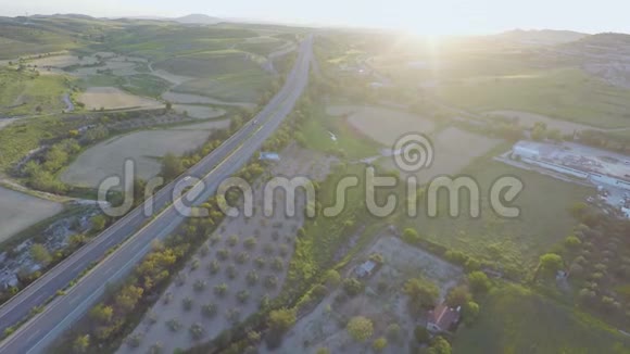 道路上繁忙的交通精心耕种的农田花园的空中拍摄视频的预览图