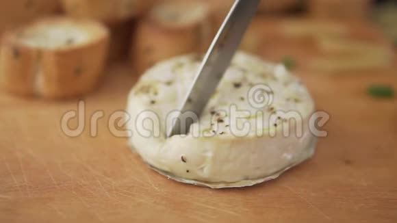 用大蒜切烤卡蒙伯加蒜橄榄油胡椒和面包视频的预览图
