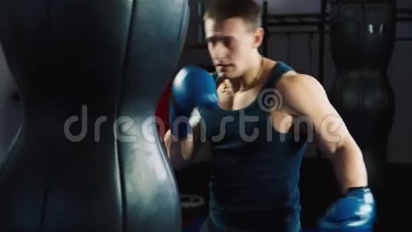 拳击练习用拳击袋训练视频的预览图