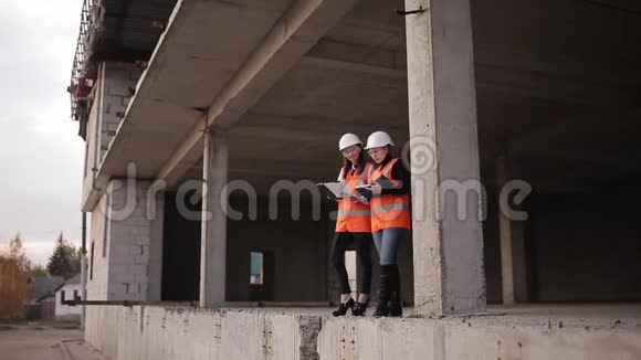 两名女质检员到施工现场检查核对施工方案视频的预览图