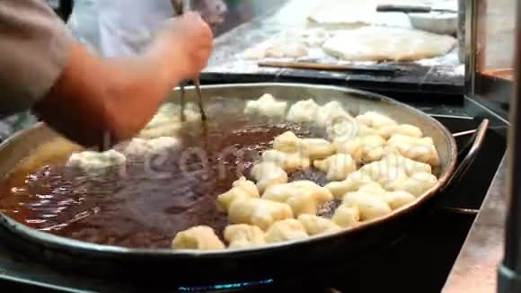 合上中国油炸圈饼视频的预览图
