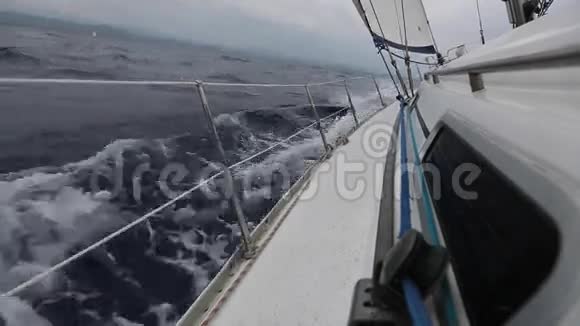 多云天气的海上帆船雷加塔在公海上航行视频的预览图