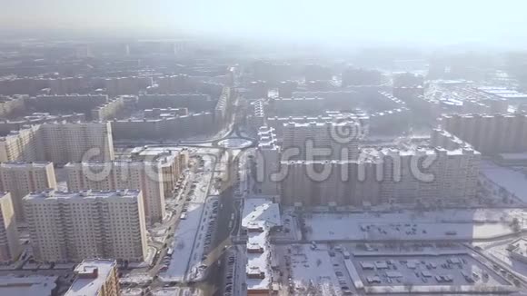 高层住宅冬季城市鸟瞰图城市基础设施在现代城镇无人机视野建筑视频的预览图