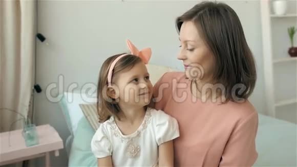 家中的西班牙裔母亲和女儿母亲和孩子的小女孩视频的预览图
