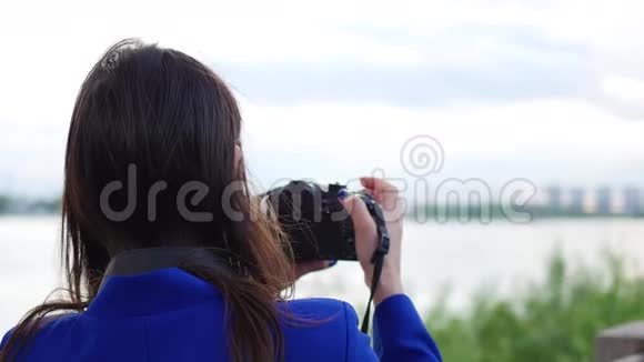 年轻女孩在相机上拍视频为相机摆姿势户外乐趣视频的预览图