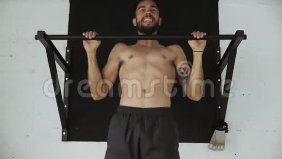 强壮健康的男人在健身房里做拉力运动视频的预览图