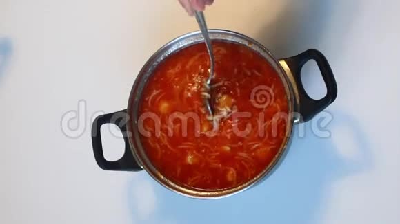 厨师用勺子搅拌准备好的番茄汤视频的预览图