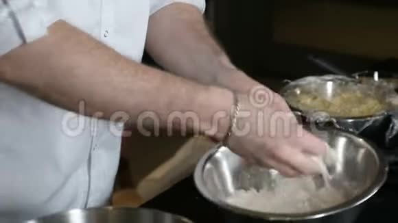 男厨师把面粉撒在桌子上做面团视频的预览图