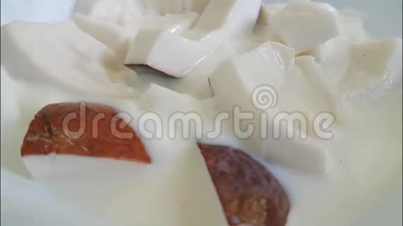 椰子片慢慢地落入牛奶中视频的预览图
