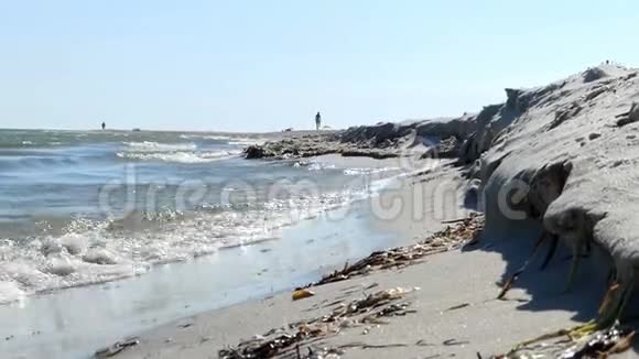一位孤独的女游客在Dzharylhach野生海滩上视频的预览图