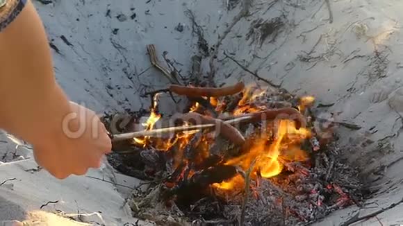 三根香肠是在夏天的营火上煮的视频的预览图